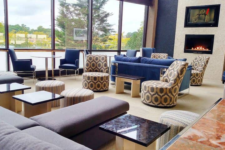 Lounge 15 of 23
