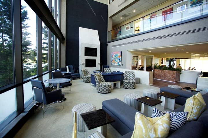 Lounge 16 of 23
